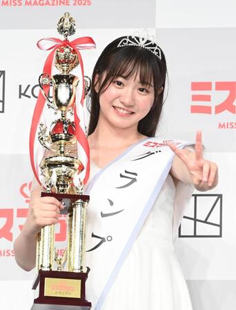 　グランプリに輝きＶサインをする永岡ゆきね（撮影・園田高夫）