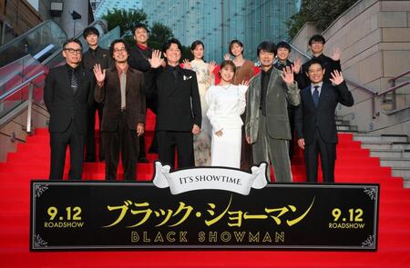 レッドカーペットイベントに登場した（前列左から）生瀬勝久、成田凌、福山雅治、有村架純、仲村トオル、伊藤淳史、（後列同）犬飼貴丈、木村昴、生田絵梨花、岡崎紗絵、ハナコ・秋山寛貴、田中亮監督（撮影・伊藤笙子）