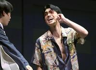 　熱演する高地優吾（右）＝撮影・佐々木彰尚