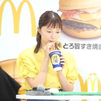 　新商品を口にする宮﨑あおい