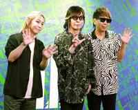 　手を振るＴＭ　ＮＥＴＷＯＲＫの（左から）小室哲哉、宇都宮隆、木根尚登（撮影・金田祐二）