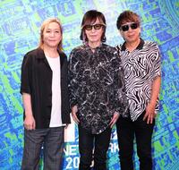 　ポーズをきめるＴＭ　ＮＥＴＷＯＲＫ（左から）小室哲哉、宇都宮隆、木根尚登（撮影・金田祐二）