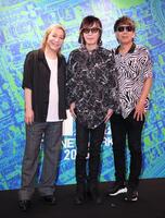 　ポーズをきめるＴＭ　ＮＥＴＷＯＲＫ（左から）小室哲哉、宇都宮隆、木根尚登（撮影・金田祐二）