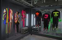 　展示された衣装（撮影・金田祐二）