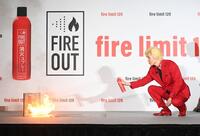 　消火訓練を行うカズレーザー（撮影・園田高夫）