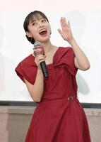 　生徒の前にサプライズ登場し、歓声に応える橋本環奈（撮影・伊藤笙子）