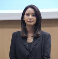 　会見に出席した山崎紘菜