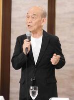 　会見に出席した笹野高史