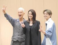 　ドラマにちなみ「２」を指で表し満面の笑みを見せる（左から）マーク・パンサー、山崎紘菜、飯島寛騎