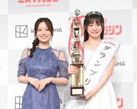 　昨年グランプリの葉月くれあ（左）と永岡ゆきね（撮影・園田高夫）