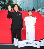 　映画「ブラック・ショーマン」レッドカーペットイベントに登場した福山雅治（左）と有村架純（撮影・伊藤笙子）