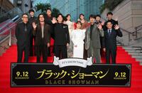 レッドカーペットイベントに登場した（前列左から）生瀬勝久、成田凌、福山雅治、有村架純、仲村トオル、伊藤淳史、（後列同）犬飼貴丈、木村昴、生田絵梨花、岡崎紗絵、ハナコ・秋山寛貴、田中亮監督（撮影・伊藤笙子）