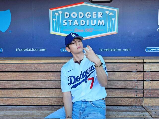 BTS・V「デビュー間もなくメンバーと来た思い出深い場所で始球式が