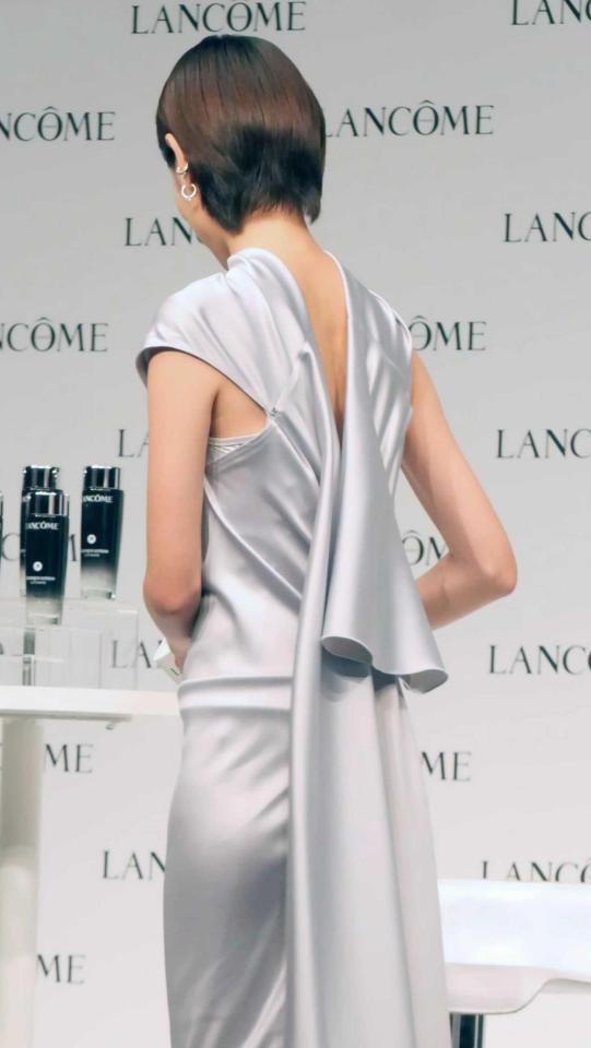 　華やかなドレス姿で登場した戸田恵梨香