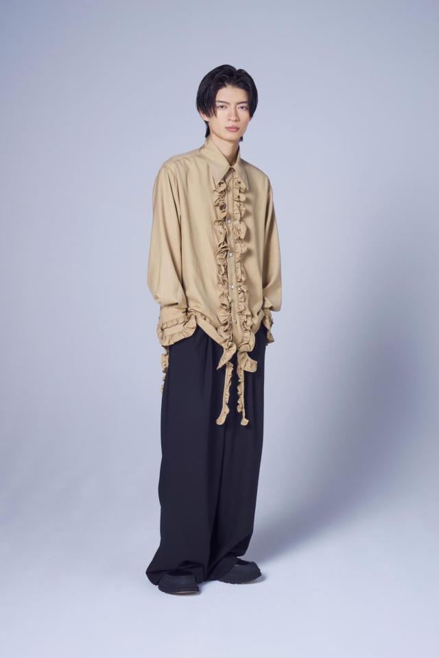 　影のある大学生を演じる杢代和人