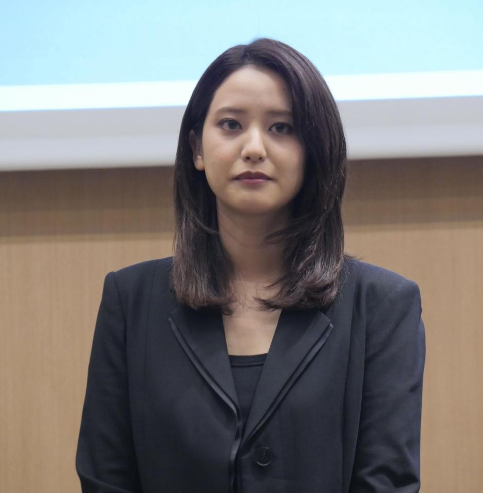 　会見に出席した山崎紘菜