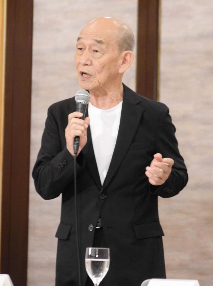 　会見に出席した笹野高史