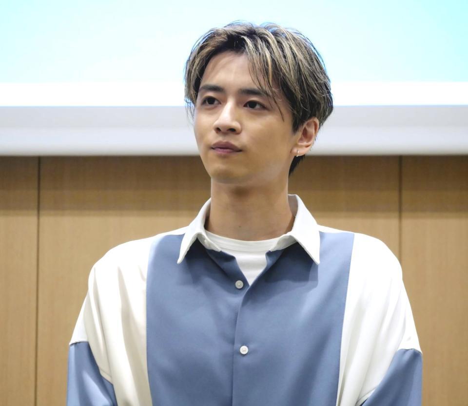 　会見に出席した飯島寛騎