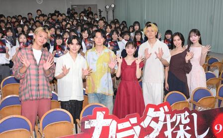 　映画「カラダ探し　ＴＨＥ　ＬＡＳＴ　ＮＩＧＨＴ」学校プレミアにサプライズ登場した（左から）吉田剛明、鈴木福、櫻井海音、橋本環奈、眞栄田郷敦、安斉星来、本田真凜（撮影・伊藤笙子）