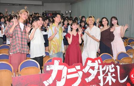 　映画「カラダ探し　ＴＨＥ　ＬＡＳＴ　ＮＩＧＨＴ」学校プレミアにサプライズ登場した（左から）吉田剛明、鈴木福、櫻井海音、橋本環奈、眞栄田郷敦、安斉星来、本田真凜（撮影・伊藤笙子）