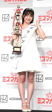 　美脚を披露する永岡ゆきね（撮影・園田高夫）