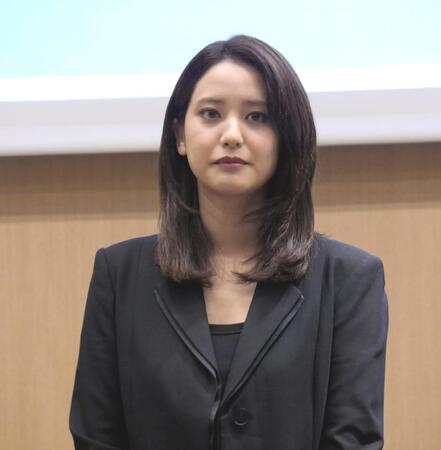 　会見に出席した山崎紘菜