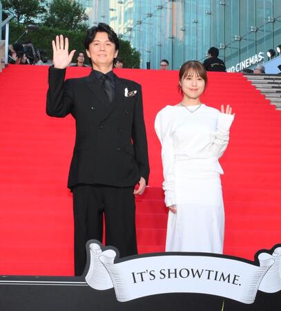 　映画「ブラック・ショーマン」レッドカーペットイベントに登場した福山雅治（左）と有村架純（撮影・伊藤笙子）