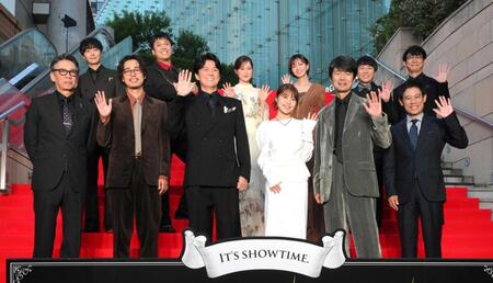 　レッドカーペットイベントに登場した（前列左から）生瀬勝久、成田凌、福山雅治、有村架純、仲村トオル、伊藤淳史（後列同）犬飼貴丈、木村昴、生田絵梨花、岡崎紗絵、ハナコ・秋山寛貴、田中亮監督（撮影・伊藤笙子）