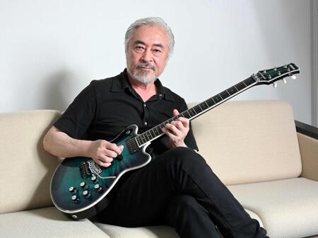 　愛用のギターを手にするＣＡＳＩＯＰＥＡの野呂一生（撮影・伊藤笙子）