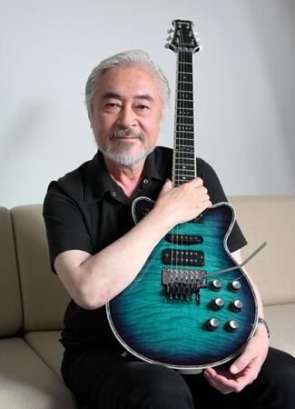 　愛用のギターを手にするＣＡＳＩＯＰＥＡ・野呂一生（撮影・伊藤笙子）