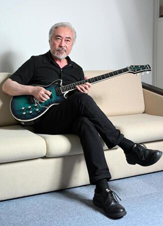 　愛用のギターを手にするＣＡＳＩＯＰＥＡ・野呂一生（撮影・伊藤笙子）