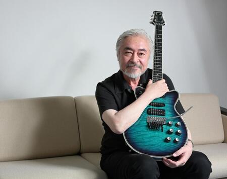 　愛用のギターを手にするＣＡＳＩＯＰＥＡ・野呂一生（撮影・伊藤笙子）
