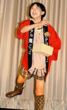 元気に節分の豆をまく谷村美月＝２００８年撮影