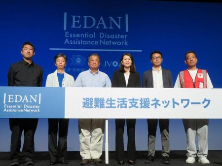 発表会に登壇したフィリップモリスのシェリー・ゴー社長（左から４人目）ら関係者