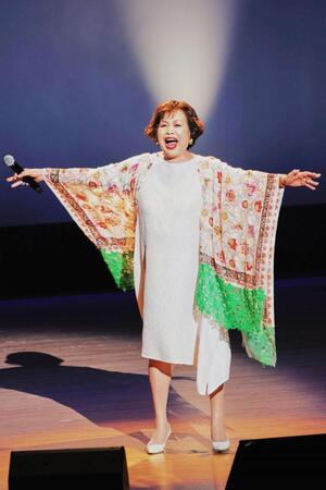 熱唱する上沼恵美子