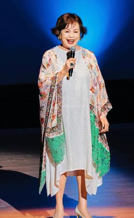 熱唱する上沼恵美子