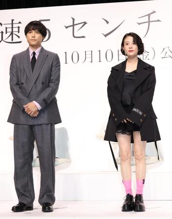 完成報告会に登場した松村北斗（左）と高畑充希＝東京・京橋のＴＯＤＡホール＆カンファレンス東京（撮影・佐々木彰尚）