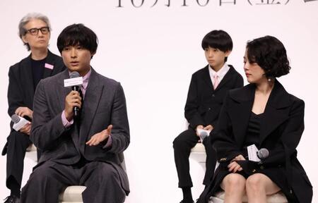 完成報告会に登場した松村北斗（前列左）と高畑充希＝東京・京橋のＴＯＤＡホール＆カンファレンス東京（撮影・佐々木彰尚）