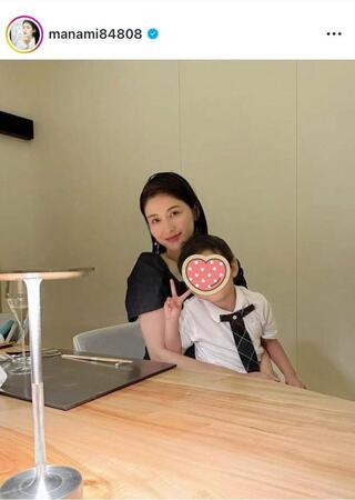 レストランで息子くんとひっこり。橋本マナミのインスタグラム＠ｍａｎａｍｉ８４８０８より