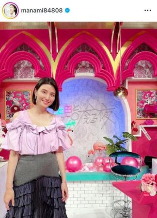 番組には鎖骨ラインが美しい衣装で出演。橋本マナミのインスタグラム＠ｍａｎａｍｉ８４８０８より