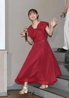 　生徒の前にサプライズ登場した橋本環奈（撮影・伊藤笙子）