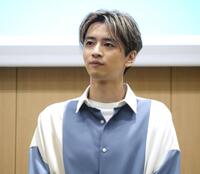 　会見に出席した飯島寛騎