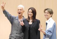 　ドラマにちなみ「２」を指で表す（左から）マーク・パンサー、山崎紘菜、飯島寛騎