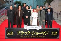 　映画「ブラック・ショーマン」レッドカーペットイベントに登場した（前列左から）生瀬勝久、成田凌、福山雅治、有村架純、仲村トオル、伊藤淳史、（後列同）犬飼貴丈、木村昴、生田絵梨花、岡崎紗絵、ハナコ・秋山寛貴、田中亮監督（撮影・伊藤笙子）