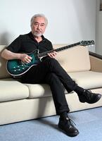 　愛用のギターを手にするＣＡＳＩＯＰＥＡ・野呂一生（撮影・伊藤笙子）