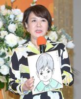 　やなせたかし氏に書いてもらった自身の似顔絵を披露する作者の中園ミホさん＝２０２４年２月