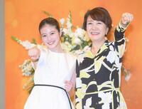 　アンパンチを披露する今田美桜、右は作者の中園ミホ氏＝２０２４年２月