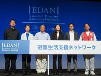 発表会に登壇したフィリップモリスのシェリー・ゴー社長（左から４人目）ら関係者