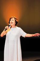 熱唱する上沼恵美子