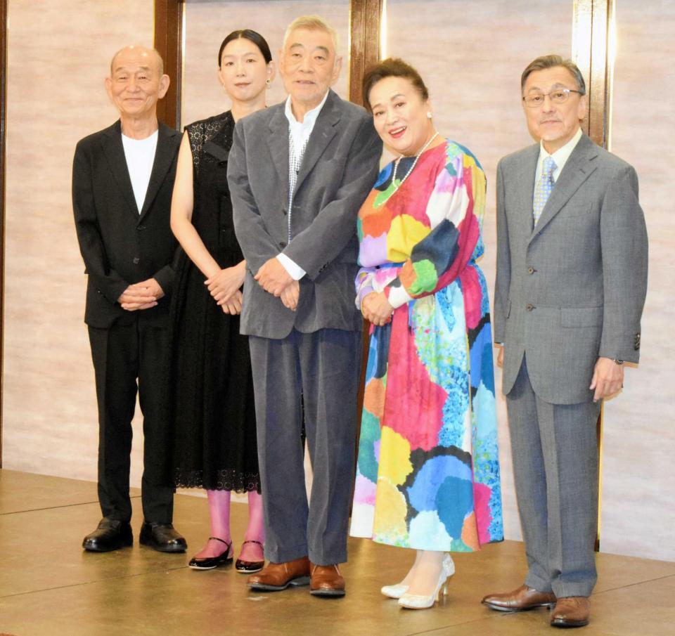 　共演する（左から）笹野高史、江口のりこ、柄本明、渡辺えり、佐藤Ｂ作